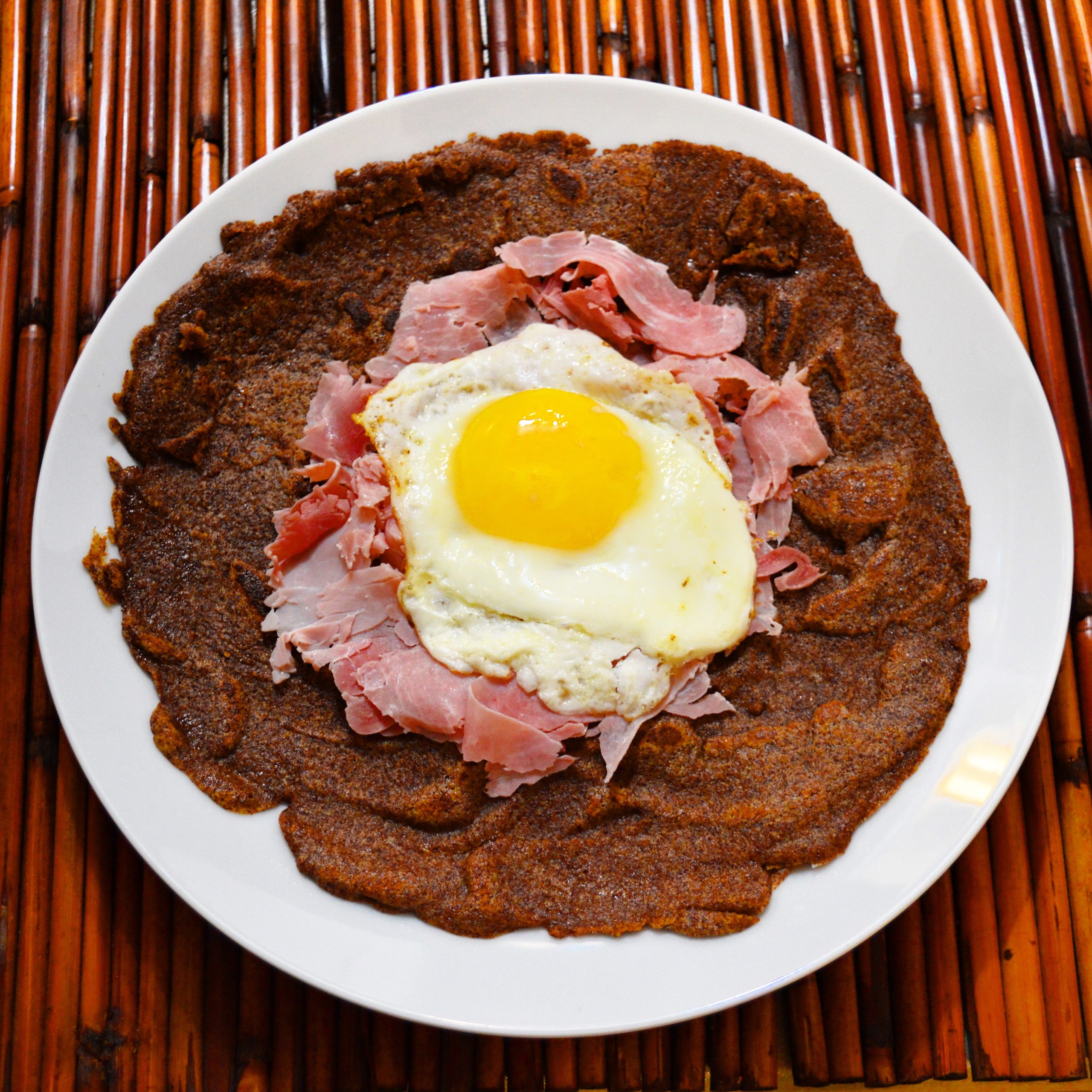 quinoa crêpe with egg, ham and cheese