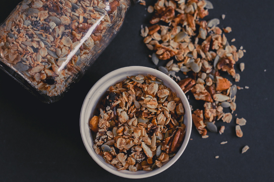 Healthy recipes for breakfast: homemade granola